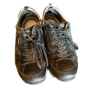 Dansko WIDE slip resistant Vibram women’s shoe size 39W leather waterproof black